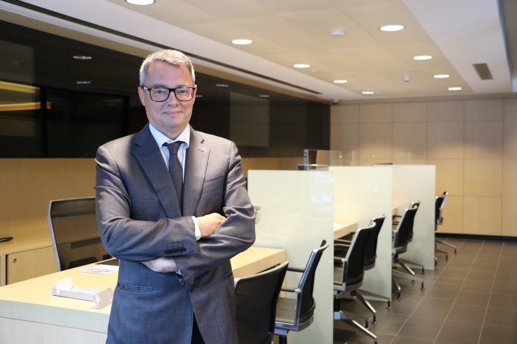 Alfred Mer, director de MoraBanc Assegurances, a les noves oficines de l'entitat.